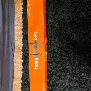 Hang onn. Tv mount